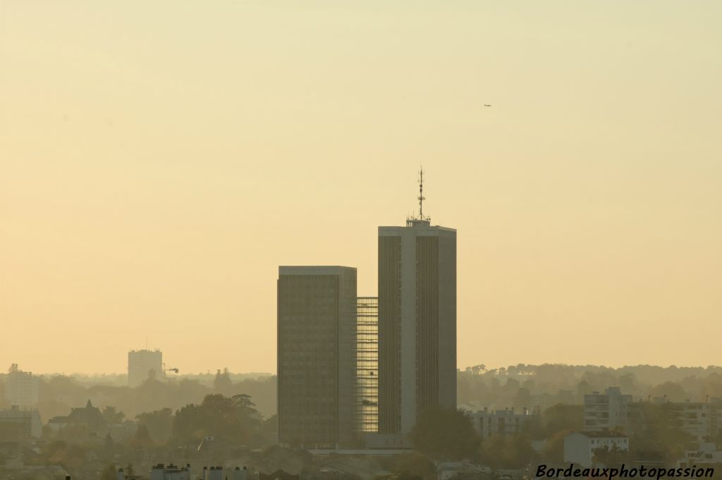 La Cité administrative est le seul "building" bordelais.