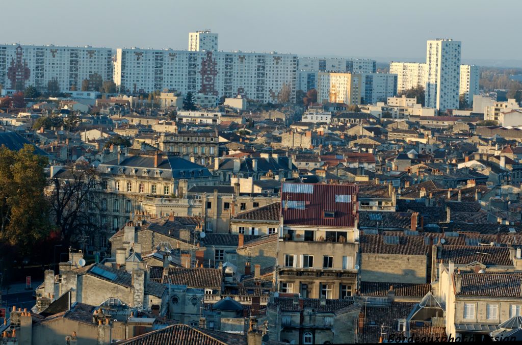 Contraste entre les maisons du quartier des Chartrons et les grands ensembles du Grand Parc.