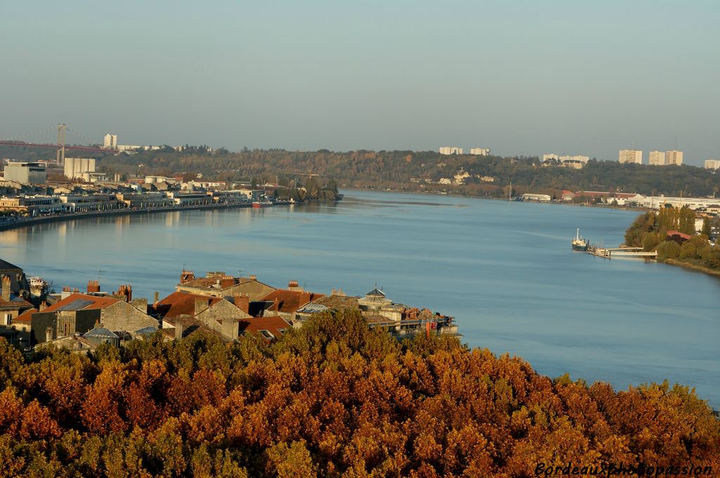 Bordeaux, port de la lune. La forme de la Garonne à cet endroit se retrouve dans le logo de la ville.