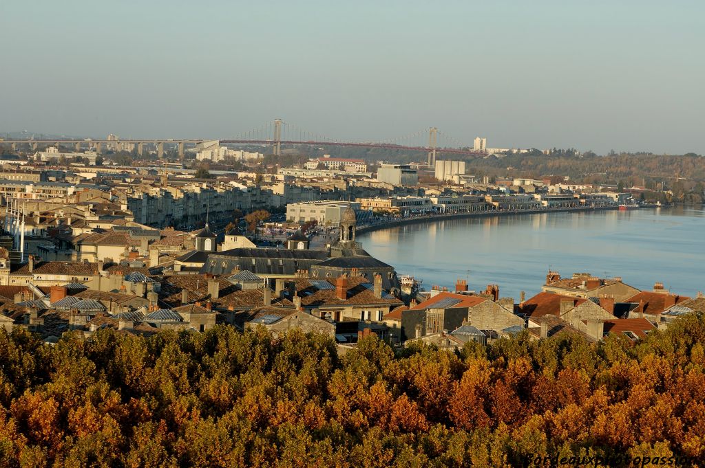 Les quelques hangars conservés sur le bord du fleuve ont été aménagés en zone commerciale pour le plus grand plaisir des Bordelais et des touristes. Au loin, le pont d'Aquitaine.