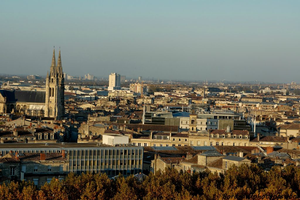 Le quartier des Chartrons avec au premier plan le bâtiment de la Mutualité Sociale Agricole, à droite la Cité mondiale et l'église Saint Louis des Chartrons.