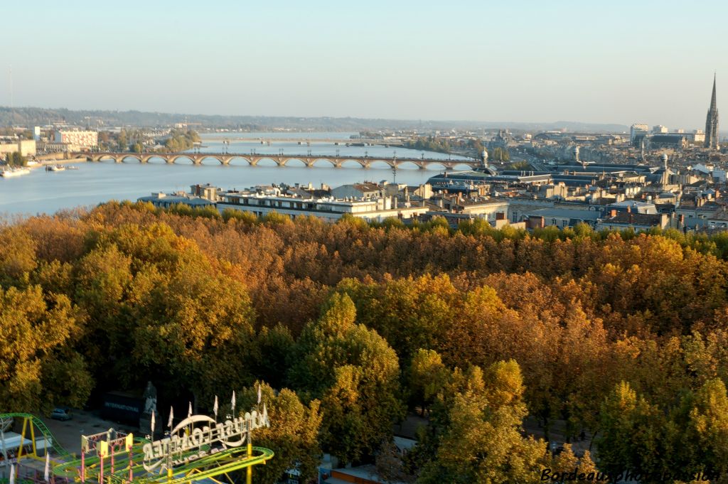 Tournons-nous vers l'amont du fleuve et ses ponts...