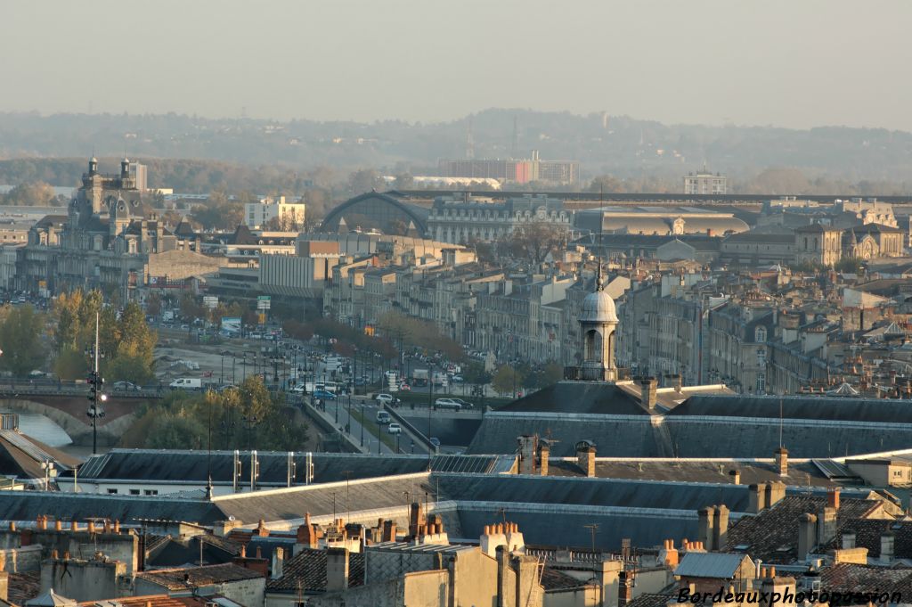 Magie du zoom : au premier plan les bâtiments de la place de la Bourse au loin la gare Saint Jean derrière les anciens chais Descas.