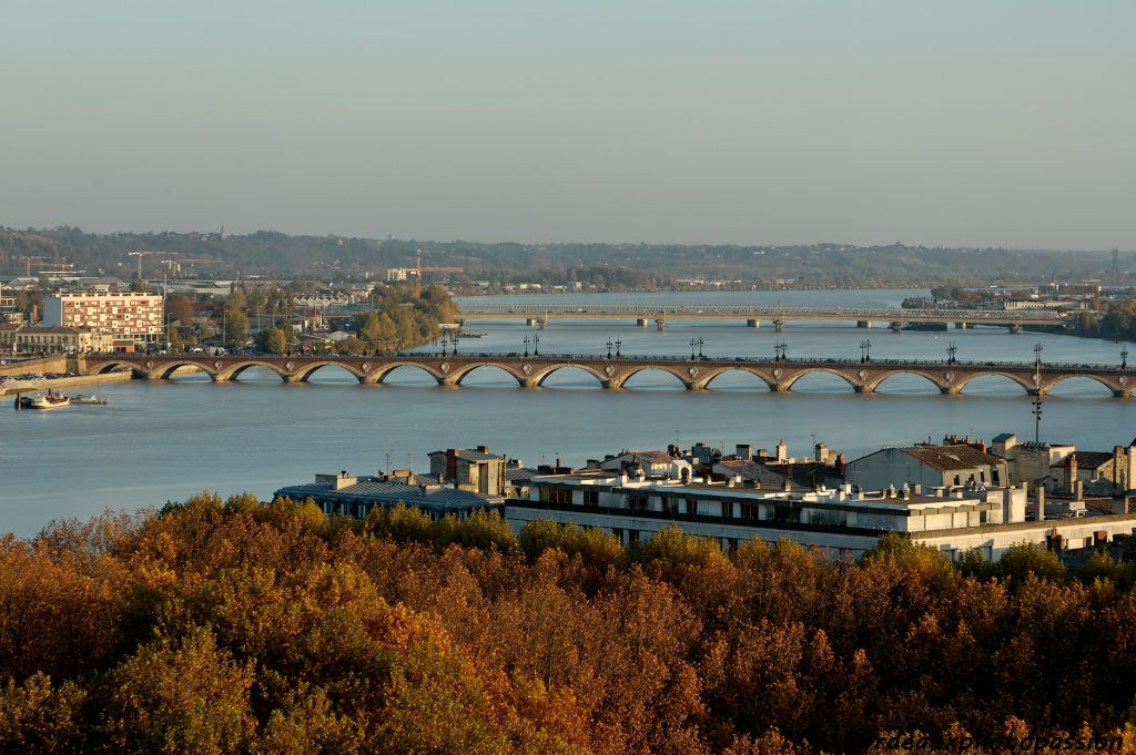 Bordeaux et ses ponts. En aval de la place des Quninconces un seul pont : celui d'Aquitaine. En amont quatre ponts...