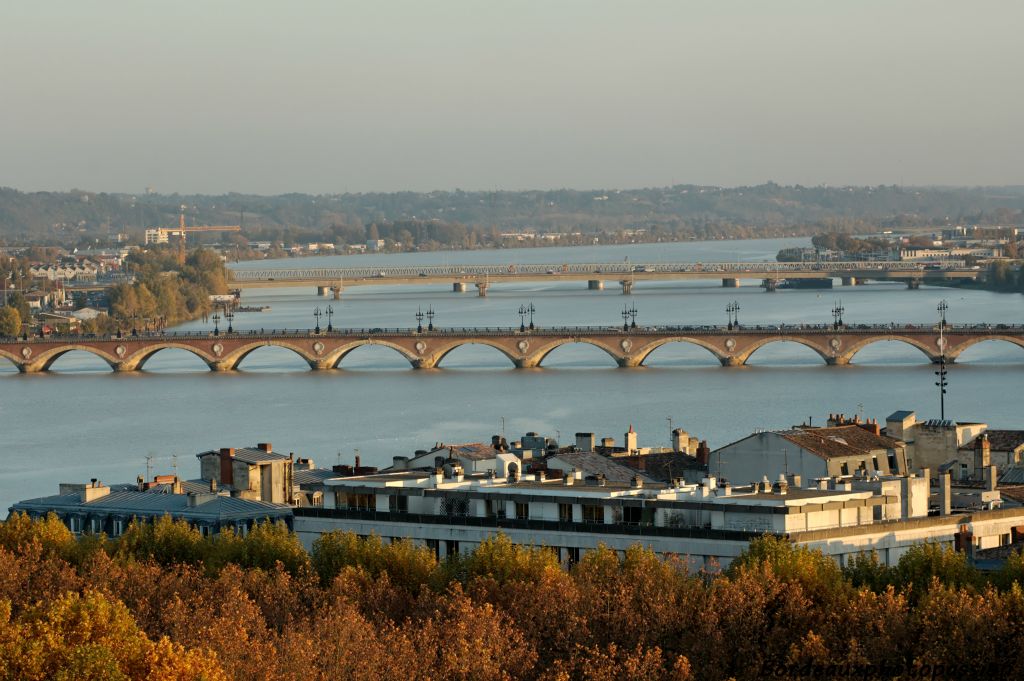 Le pont de pierre au premier plan fut construit en 1822. Le pont Saint-Jean en 1965.