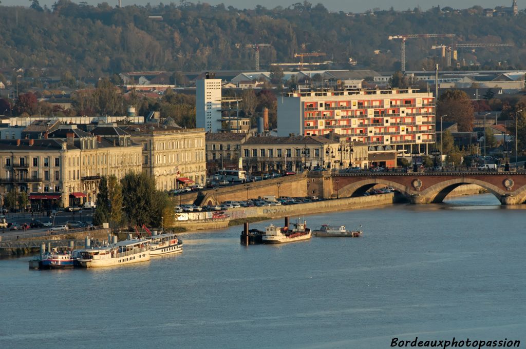 Du haut de la Grande roue, la rive droite semble plantée à deux pas. Au bout du pont de Pierre, la caserne de pompiers de la Bastide construite en 1954 tranche par son style moderne.