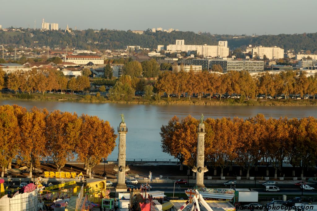 Les colonnes rostrales à l'extrêmité est de la place, sont depuis 1828, face au fleuve.