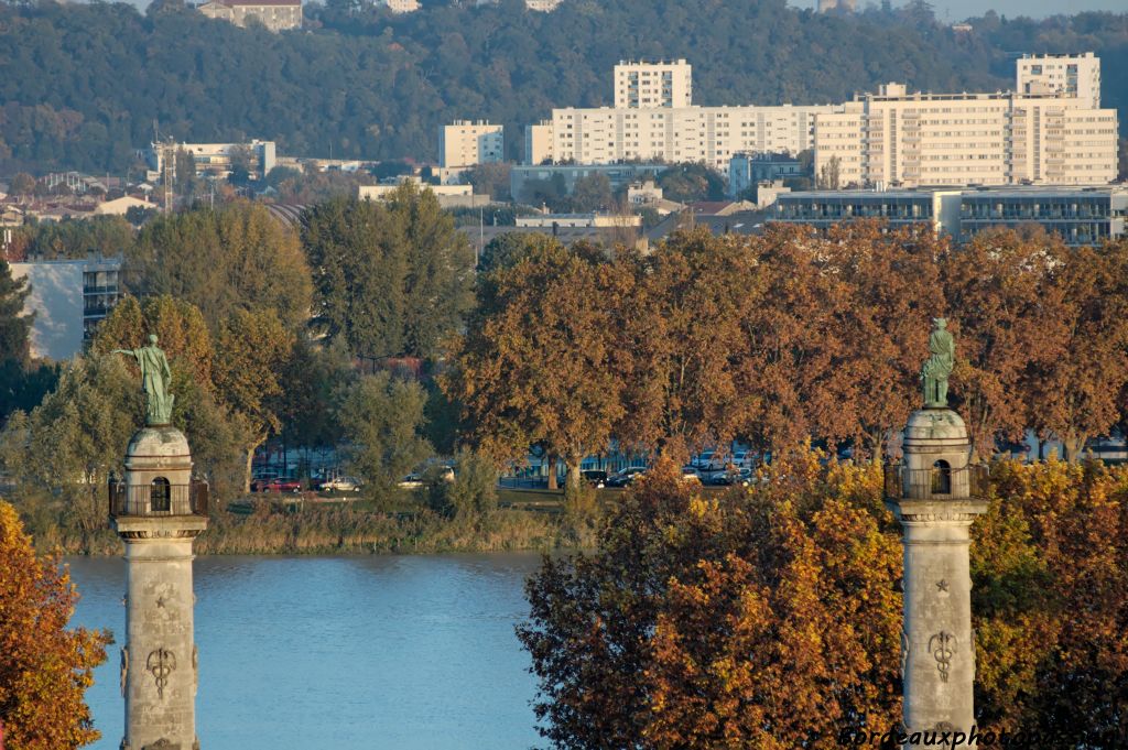 Les statues de la Marine et du Commerce coiffent les 21 m de hauteur des colonnes.