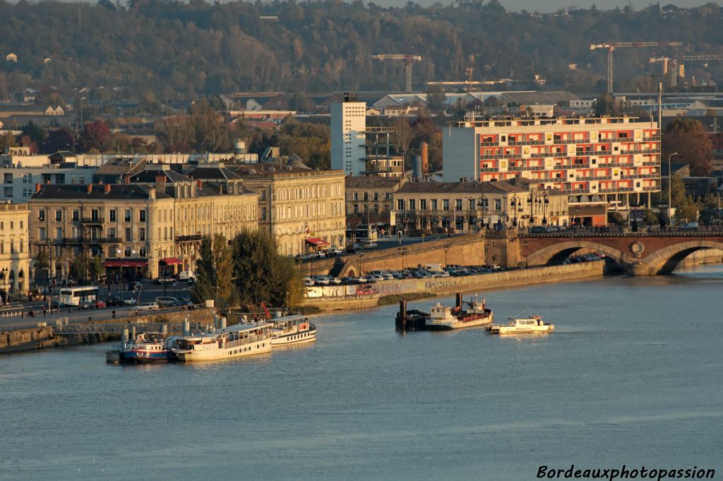 Quelques bateaux encore sont amarrés rive droite.