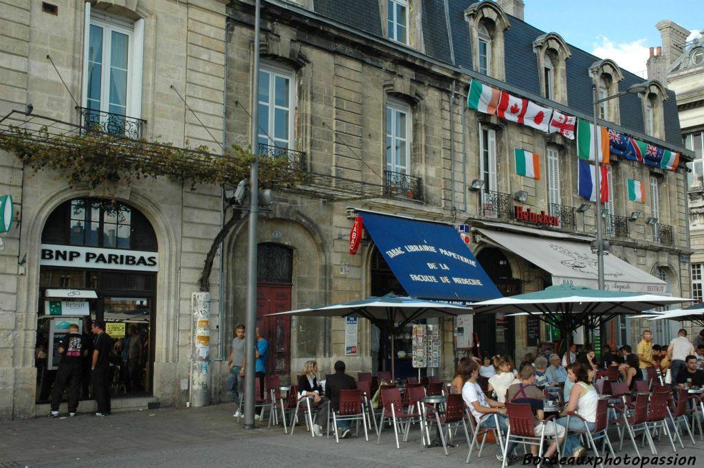 Place de la Victoire, une très vieille treille, bien protégée et entretenue par le service des espaces verts de la ville, produit encore. D'une hauteur de six mètres, ce pied de cépage txakoli aurait été planté sous Louis XVI.