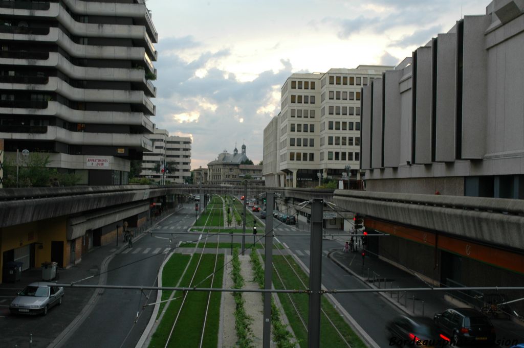 Au cœur du quartier Mériadeck, une trouée verte  accueille une pelouse et deux rangs de vigne.