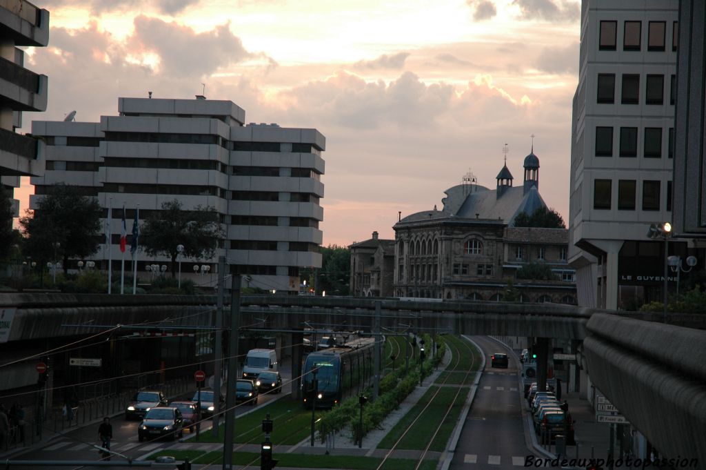 Le tramway y circule de part et d'autre de ces deux rangs.