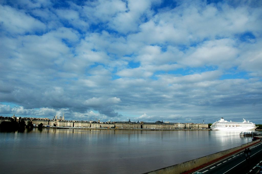 Pour admirer la plus belle façade d'Europe, il faut un peu de recul. C'est de la rive droite qu'au fil des saisons les quais parfois apparaissent sublimes.