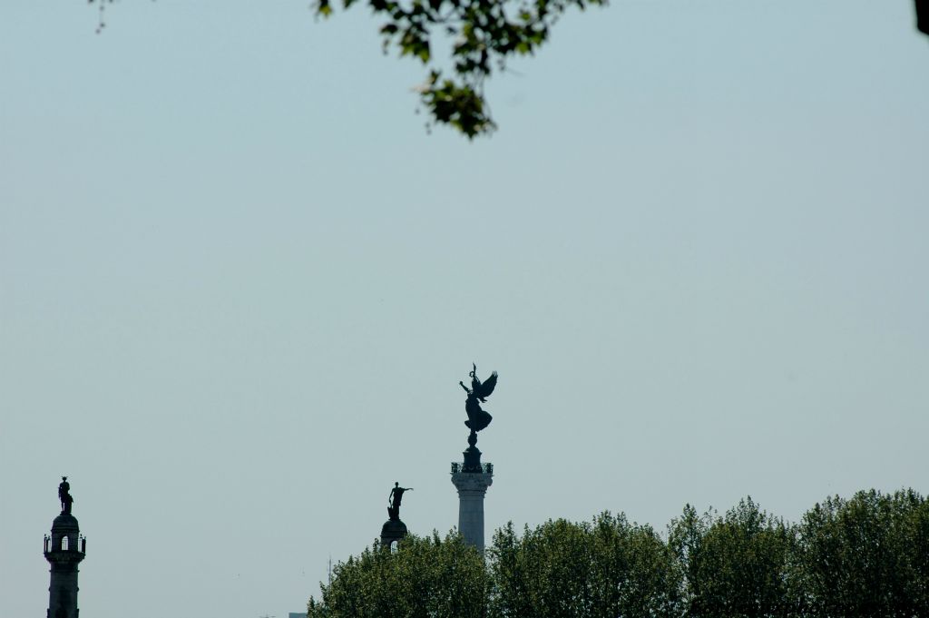 Les colonnes rostrales semblent en discussion avec le Génie ailé du monument aux Girondins.