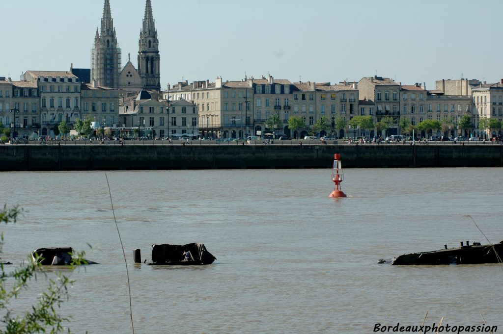 A marée basse, des carcasses de bateaux coulés lors de la dernière guerre refont surface.