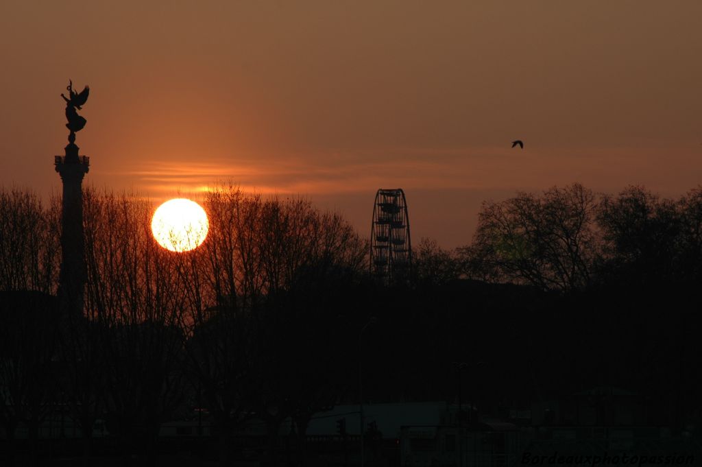 Quand le soleil se mèle de la fête foraine, la place des Quinconces redouble d'animation.