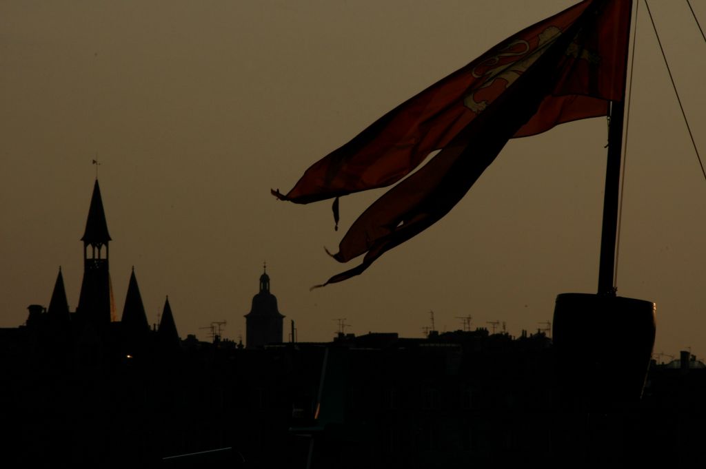 Au crépuscule la porte Cailhau découpe encore plus sa silhouette.