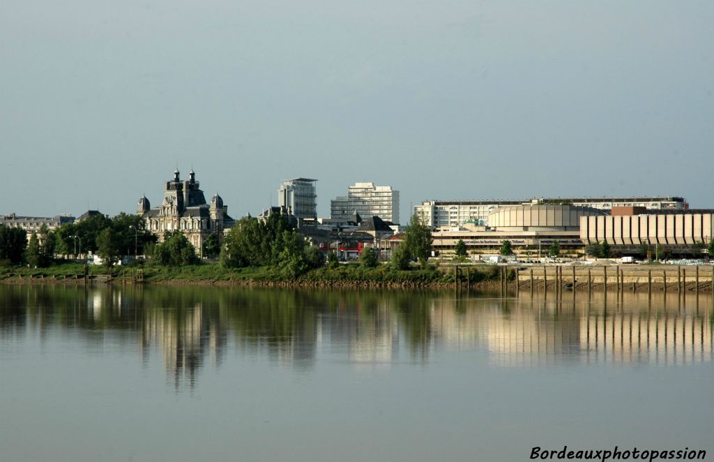 Le quartier de la gare avec le Conservatoire national de région André Malraux et le château Descas.