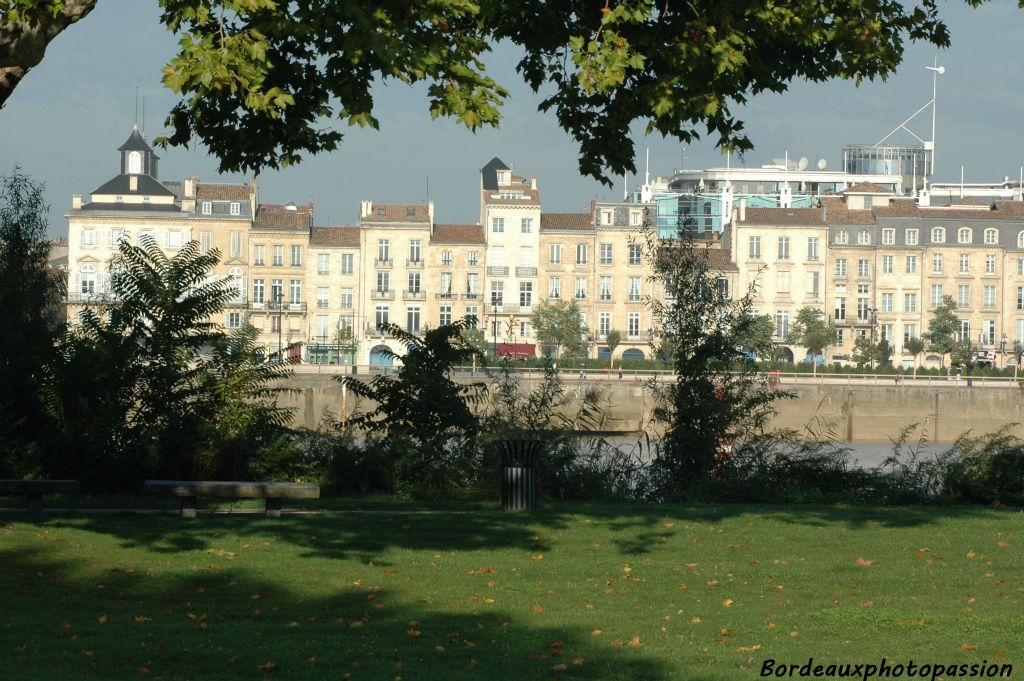 De l'ancien hôtel Fennwick à la Cité Mondiale, le soleil levant illumine la pierre blonde.