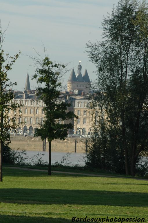 La rive gauche paraît moins minérale depuis les rives de La Bastide.