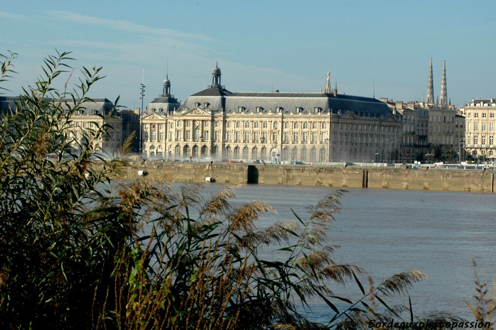 L'ancienne place Royale est plus belle au soleil levant.