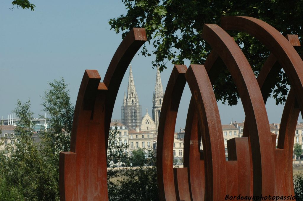 Une des 12 œuvres de Bernar Venet nargue la rectitude des flèches de Saint-Louis des Chartrons.