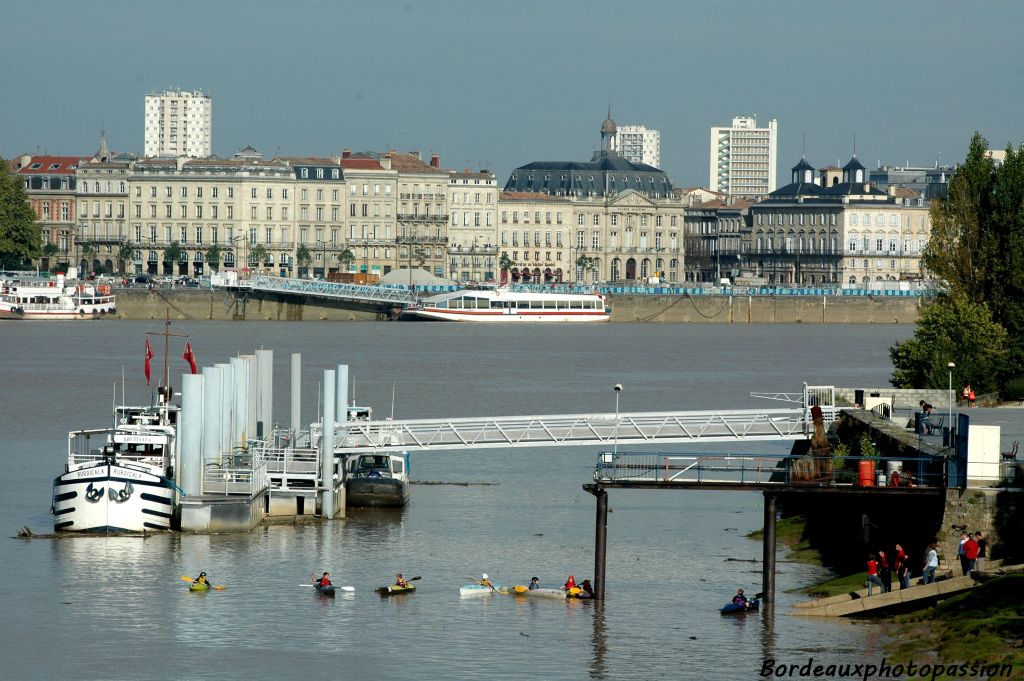 Souhaitons que ces kayakistes apprécient le spectacle de la longue façade des quais.