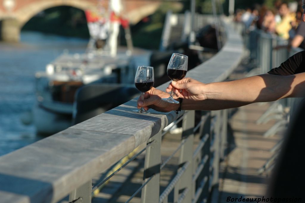 Pour manger son sandwich en admirant le fleuve et déguster en même temps, mieux vaut poser son verre...