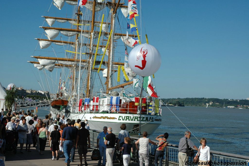 Beaucoup de monde autour du voilier...