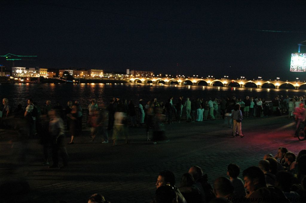 Déguster, admirer le son et lumière ou les feux d'artifice, il faisait bon flâner sur les quais le soir.