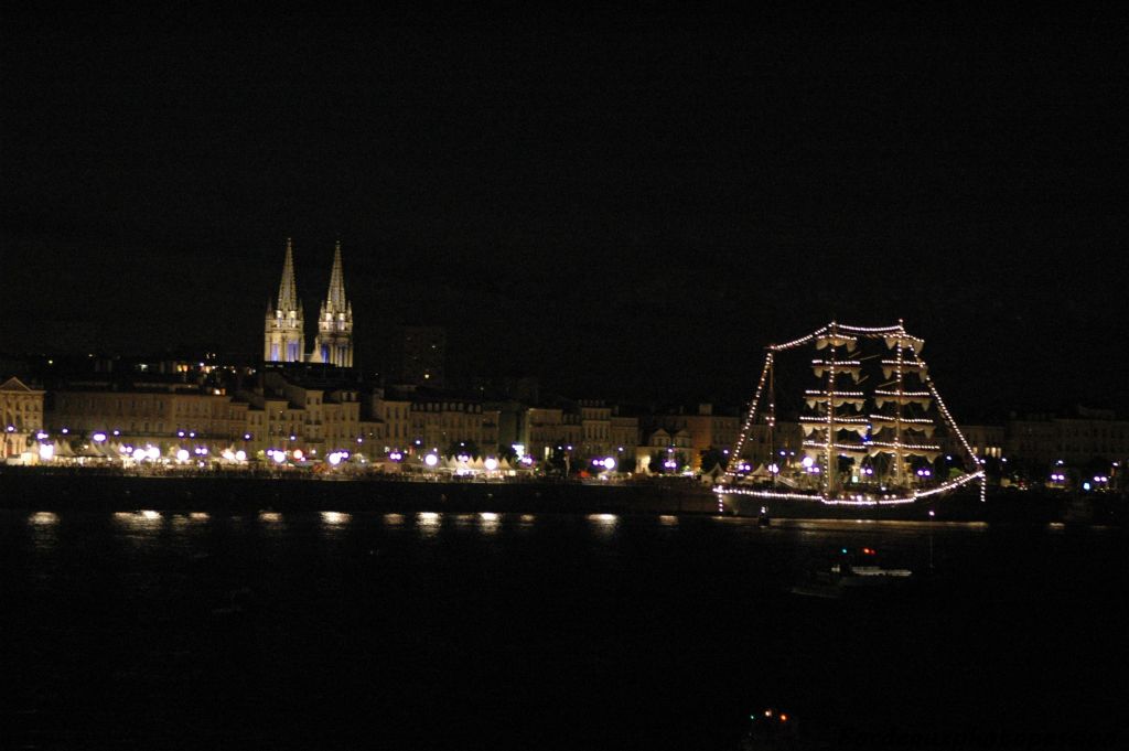 Sur ces quais qui n'en finissent plus, il faut des repères. Le Colbert n'est plus là mais le Cuauhtémoc illuminé sert d'étoile polaire.