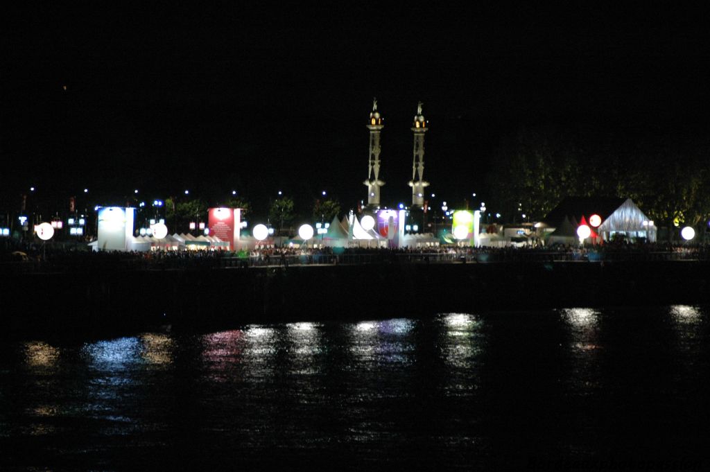 La fête du vin a quitté avec succès la place des Quinconces. Mais les colonnes rostrales sont toujours présentes quel que soit le lieu choisi !