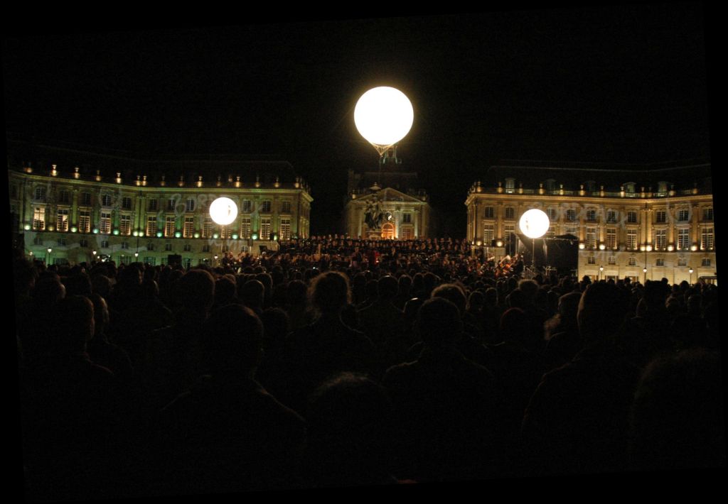 Jeudi 26 juin 2008, la place de la Bourse, les quais, le miroir sont envahis par des milliers de spectateurs : c'est le concert d'ouverture de l'Orchestre National Bordeaux Aquitaine.