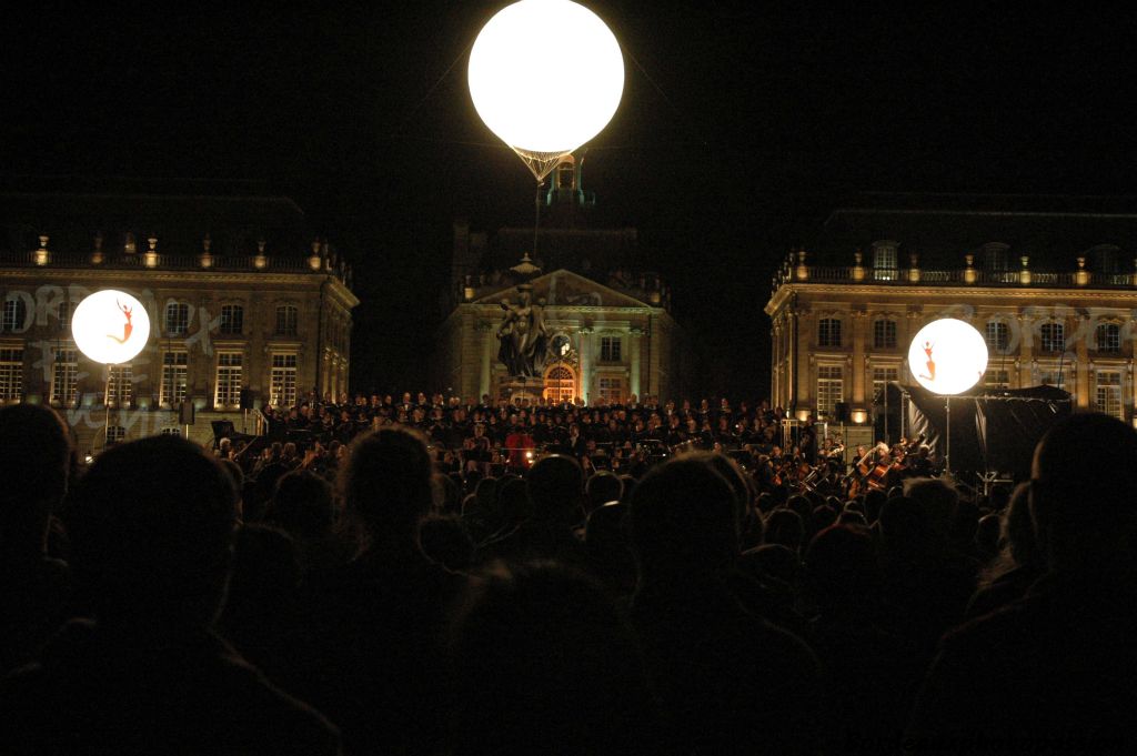 L'ONBA est accompagné par le chœur de l'Opéra, le groupe vocal Arpège, le chœur Polyfonia d'Éliane Lavail.