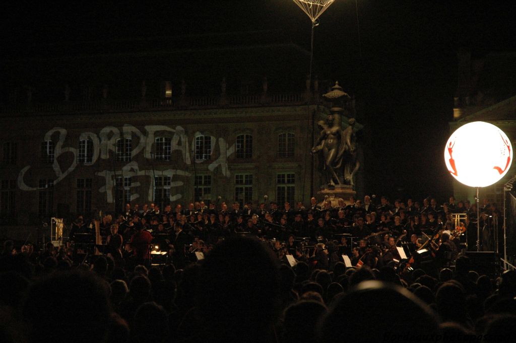 Plus de 200 musiciens et chanteurs interpètent Carmina Burana de Carl Orff avec pour décor la façade XVIIIe de la Bourse.