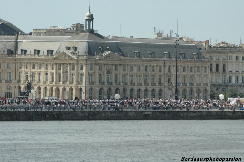 Mais que fait cette foule disposée tout autour du miroir d'eau en face de la place de la Bourse ?