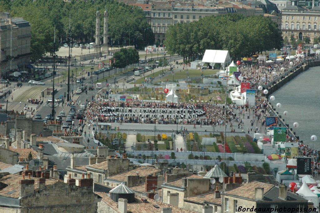 Depuis le haut de la flèche Saint Michel, un coin du  mystère est levé. Pendant que, sur les quais, la fête du vin bat son plein, autour du miroir des curieux regardent défiler des personnages tous habillés de noir et de blanc.