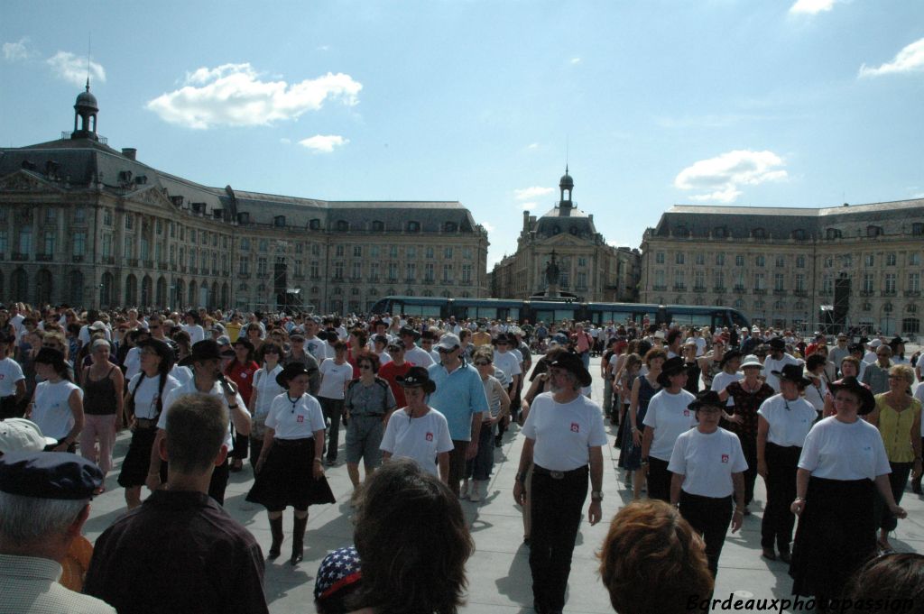 C'est le moment d'initier le public. Ce que ne se privent pas de faire des centaines de spectateurs motivés ou curieux.