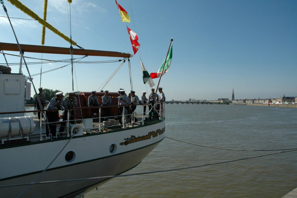 Lundi 30 juin, il est 9h30, sur le pont pont du navire école mexicain, l'équipage en tenue attend en toute décontraction...