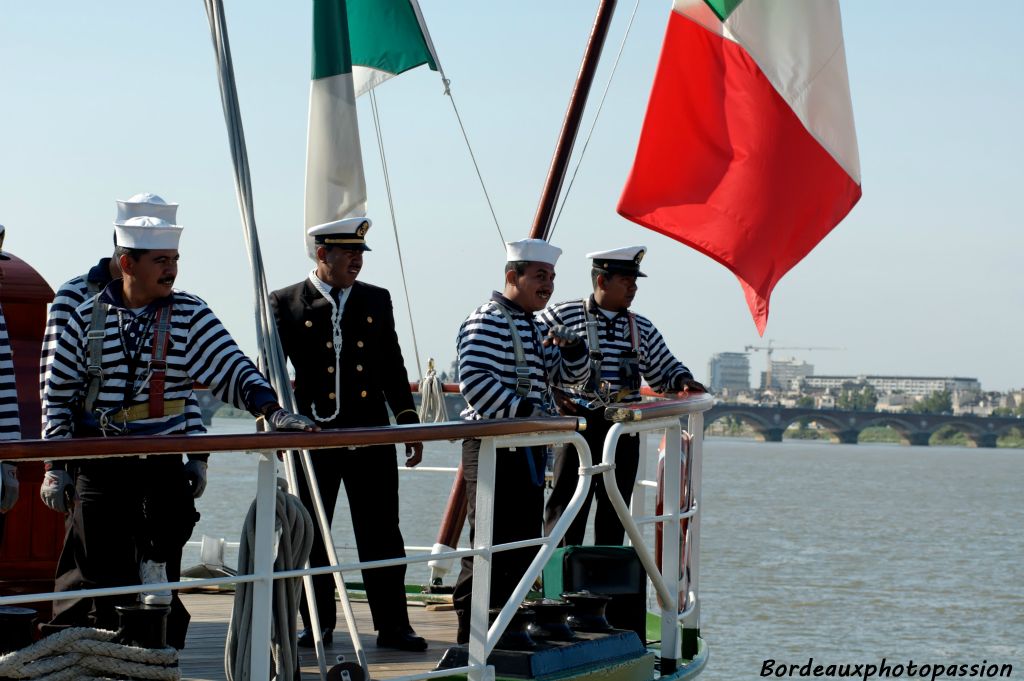 Étrange pour des marins, le harnais dont tous les matelots sont pourvus...