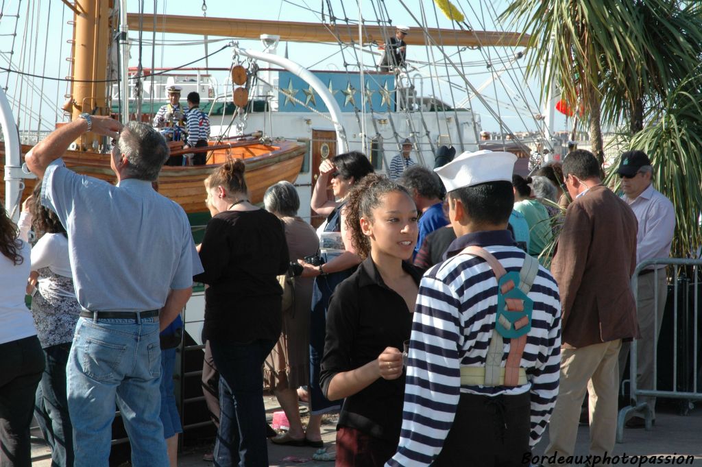 Sur le quai ce sont les derniers échanges, les au revoir plein d'émotion...