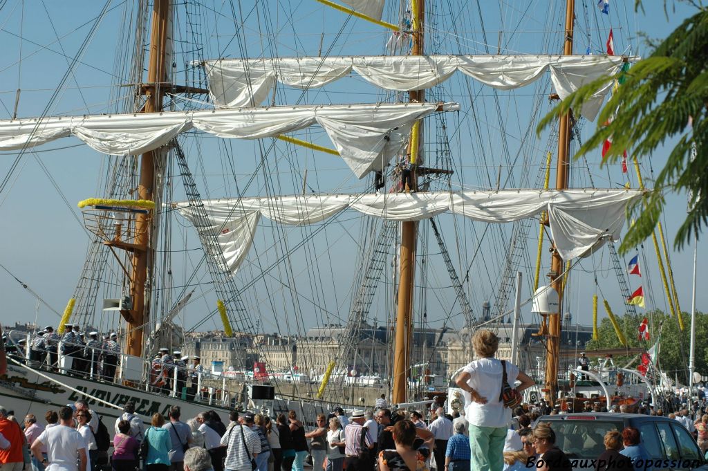 La foule de plus en plus nombreuse vient dire un dernier au revoir au bateau prestigieux et à son équipage.