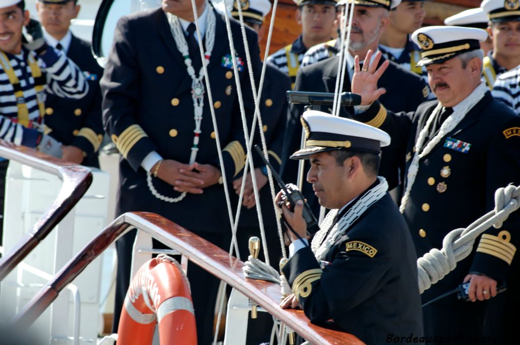 L'officier semble vouloir accélérer la manoœuvre et donne l'ordre d'appareiller.