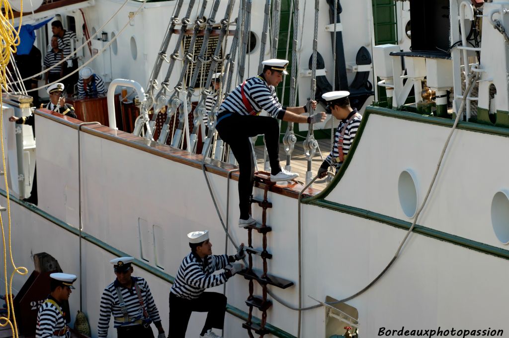 Les derniers membres de l'équipage ont rentré la passerelle et remontent à bord...