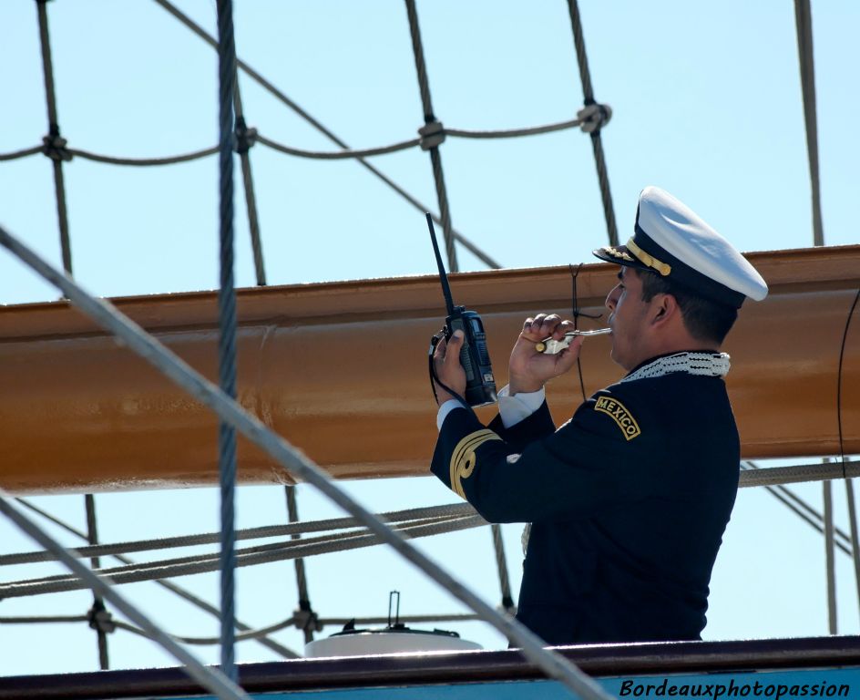 Il est précisément 10h12 quand l'officier donne un signal sonore que les marins connaissent bien !