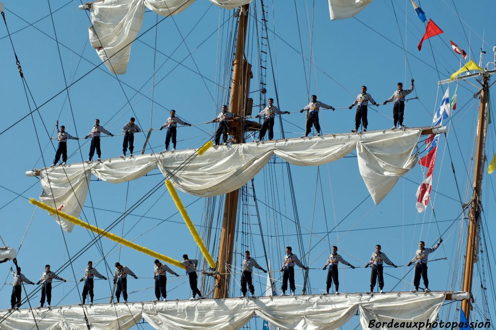 La photographie a ses limites. Pour les spectateurs présents ce jour-là au départ du voilier, les chants des marins sur les vergues resteront à jamais gravés dans leur mémoire.