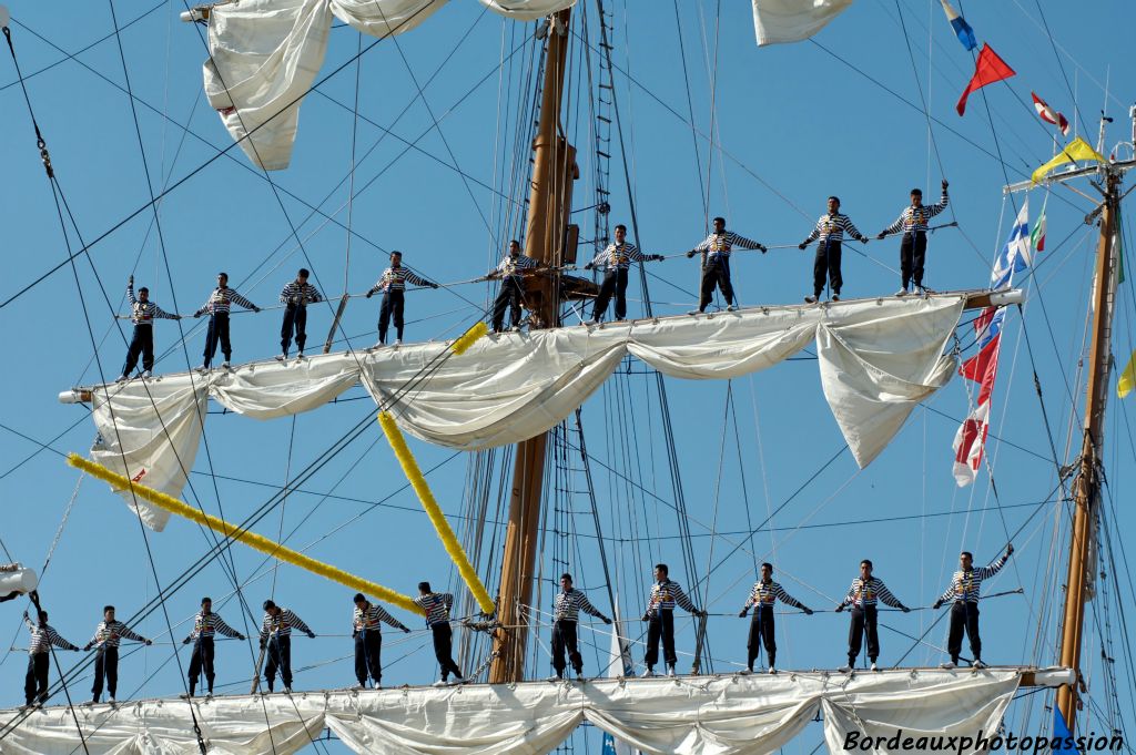 La photographie a ses limites. Pour les spectateurs présents ce jour-là au départ du voilier, les chants des marins sur les vergues resteront à jamais gravés dans leur mémoire.