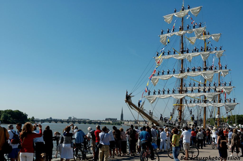 Il est 10h20 quand le bateau commence à s'éloigner des quais bordelais.