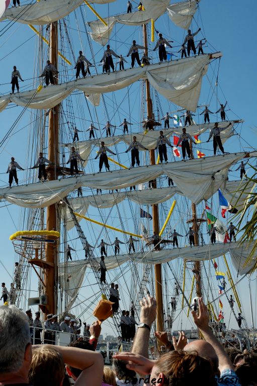 La foule envoie ses derniers messages d'au revoir vers l'équipage qui ne peut lui répondre que par des chants.