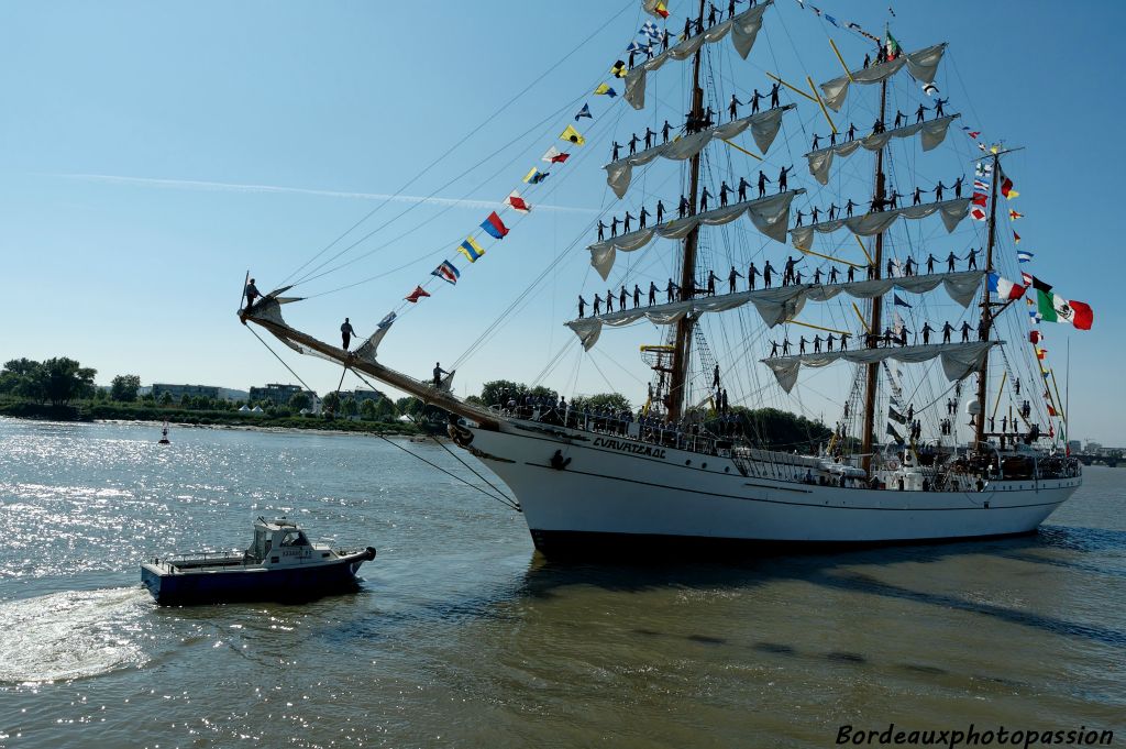 Deux remorqueurs sont là pour guider le navire jusqu'à l'océan et lui éviter les bancs de sable si dangereux de l'estuaire de la Gironde.